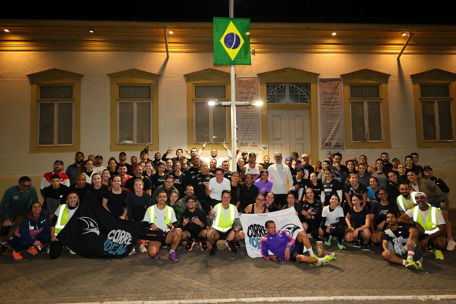 A crew reunida no centro histórico à noite