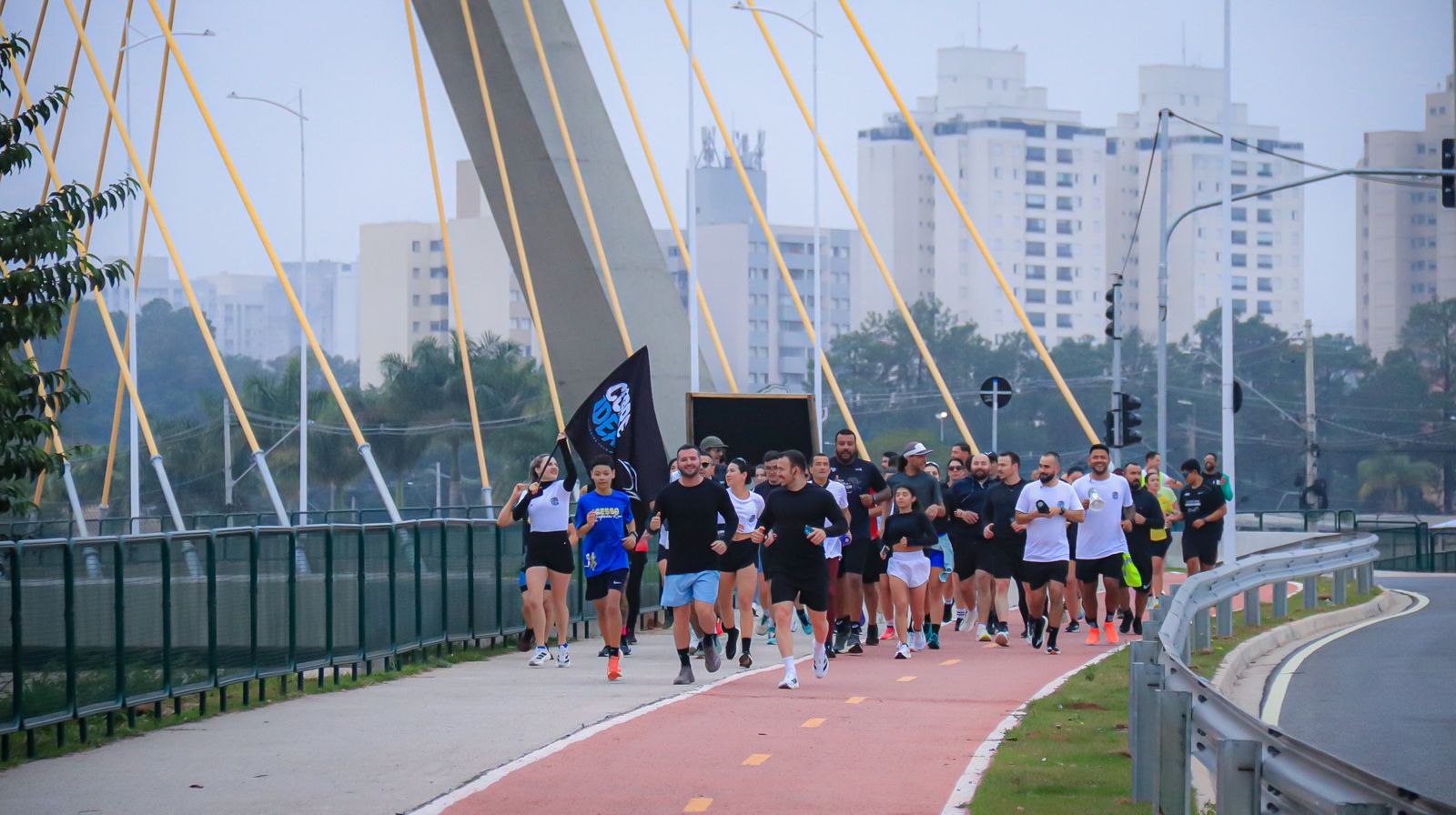 Pelotão cruzando a ponte estaiada de Jundiaí