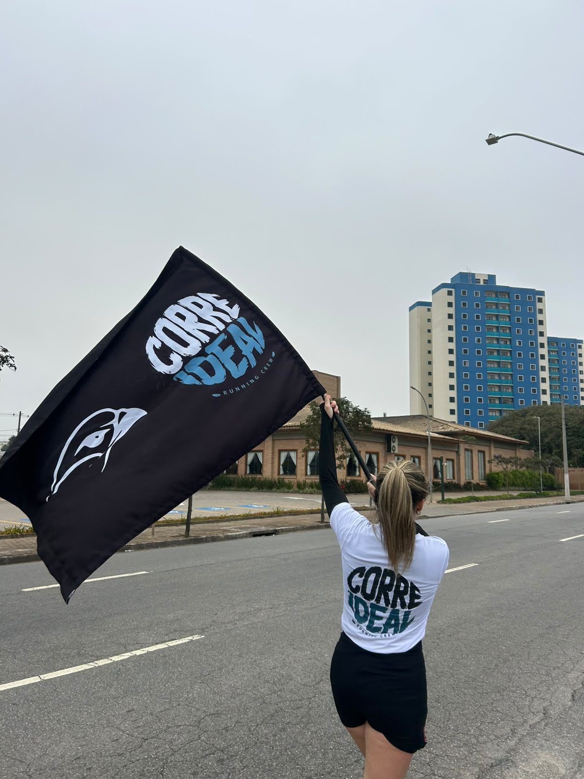Bandeira do Corre Ideal na avenida