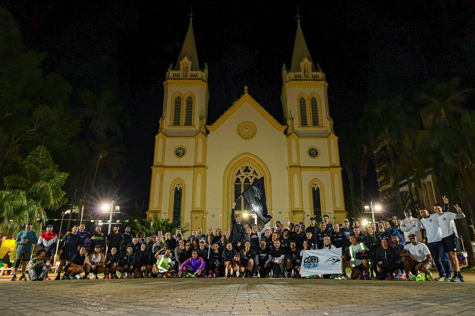 A crew reunida em frente à Igreja Matriz